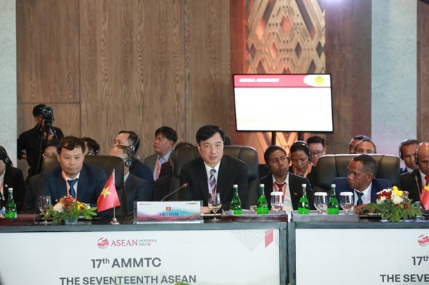 Deputy Minister of Public Security Lieut. Gen. Nguyen Duy Ngoc (second, left) leads a Vietnamese delegation to the 17th ASEAN Ministerial Meeting on Trans-border Crime. (AMMTC). (Photo: VNA)