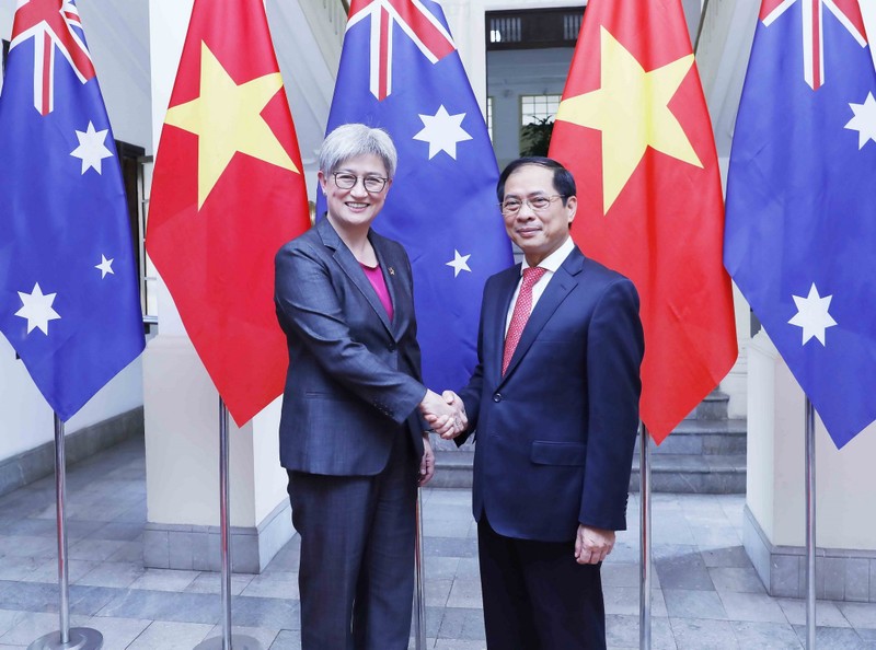 Foreign Minister Bui Thanh Son welcomes his visiting Australian counterpart Penny Wong (Photo: VNA)