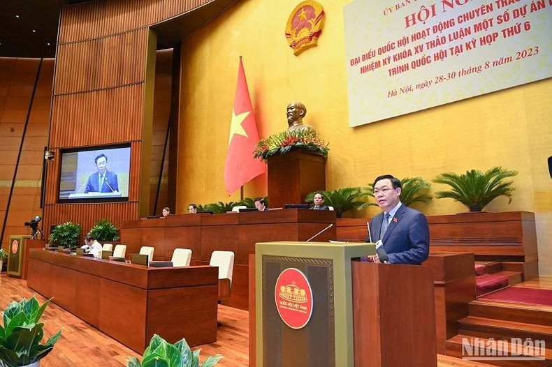NA Chairman Vuong Dinh Hue speaks at the conference. (Photo: Duy Linh)