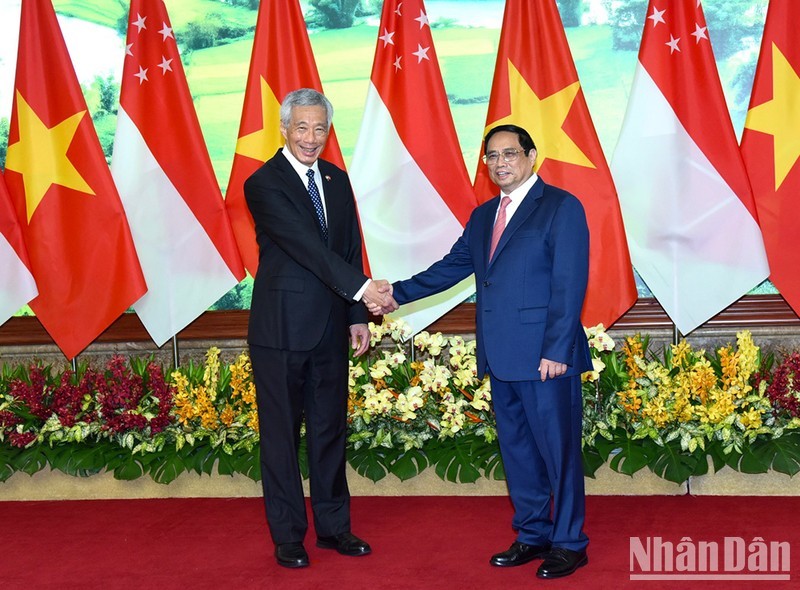 Prime Minister Pham Minh Chinh and his visiting Singaporean counterpart Lee Hsien Loong (Photo: Tran Hai)