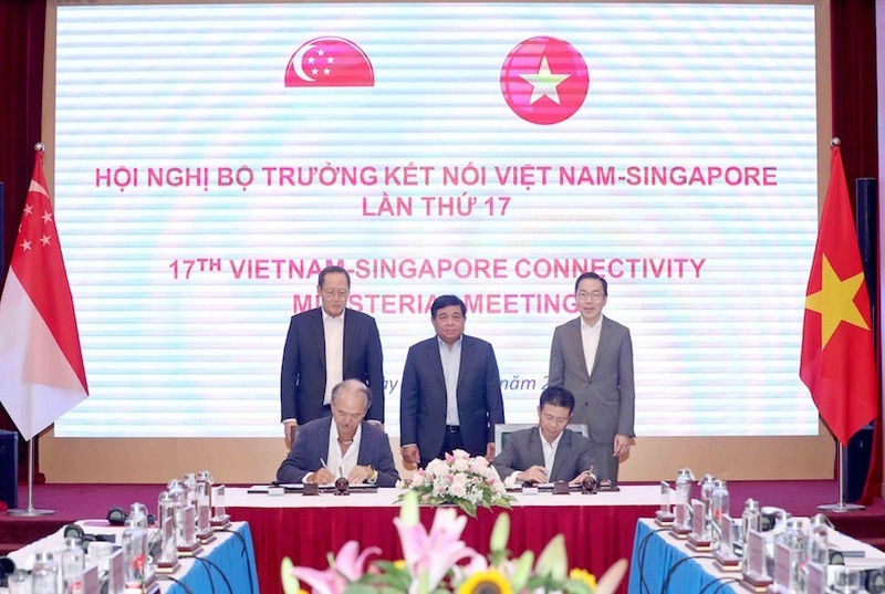Vietnam and Singapore hold the 17th Connectivity Ministerial Meeting in Hanoi on August 27.