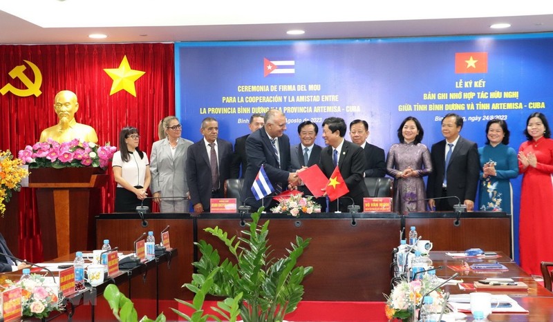 Vietnamese and Cuban representatives at the signing ceremony of memorandum of understanding (MoU) for cooperation between Binh Duong province and Artemisa province. (Photo: VNA)