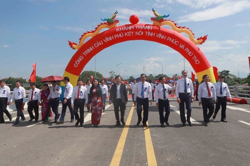 Leaders of Vinh Phuc and Phu Tho Provinces visit the new bridge.