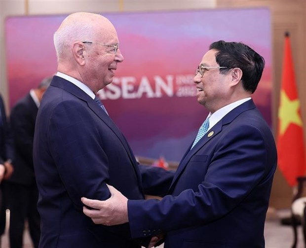 Prime Minister Pham Minh Chinh (right) and Founder and Executive Chairman of the World Economic Forum (WEF) Klaus Schwab. (Photo: VNA)