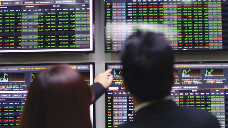 Bank stocks help lift VN-Index by 0.89% 