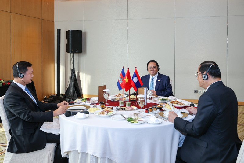 Prime Minister Pham Minh Chinh has working breakfast with his Lao counterpart Sonexay Siphandone and his Cambodian counterpart Hun Manet (Photo: VGP)