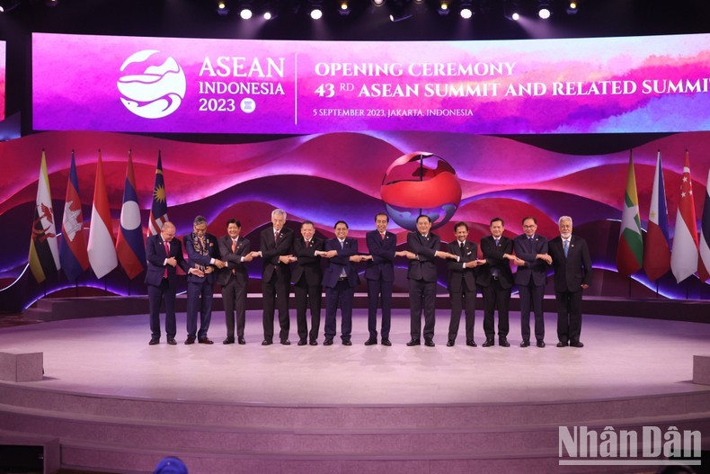 ASEAN leaders at the opening ceremony of the 43rd ASEAN Summit in Jakarta. (Photo: Duong Giang)