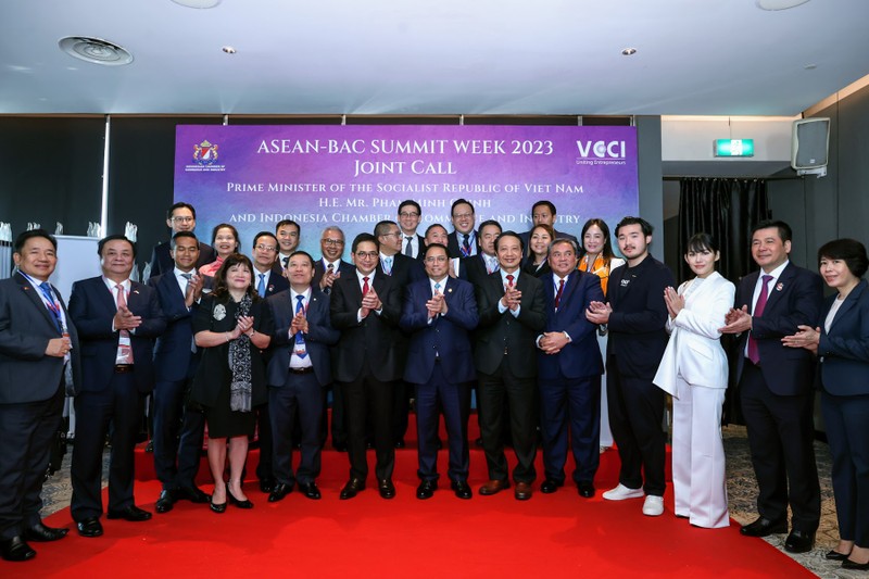 Prime Minister Pham Minh Chinh and Indonesian business leaders. (Photo: VGP)