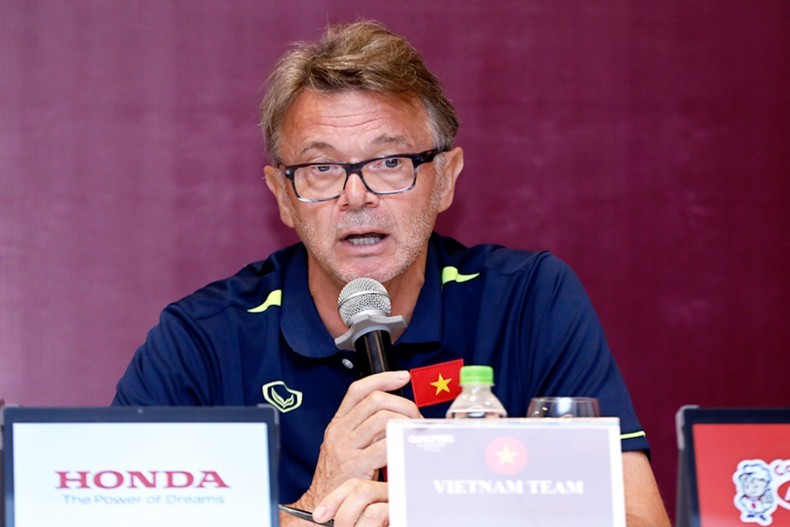 Head coach of Vietnam's national men's squad Philippe Troussier speaks at the event. (Photo: VFF)