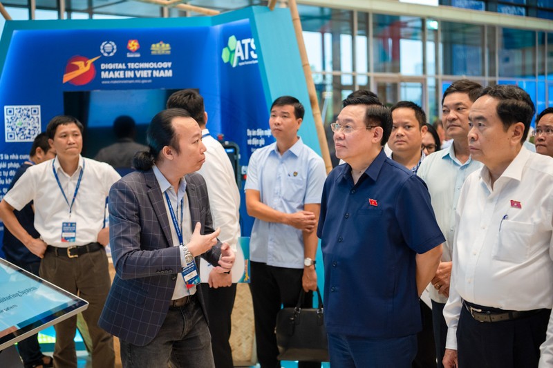 National Assembly Chairman Vuong Dinh Hue inspects preparations for the 9th Global Conference for Young Parliamentarians. (Photo: Duy Linh)