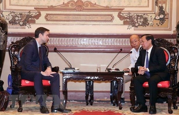 Chairman of the People’s Committee of Ho Chi Minh City Phan Van Mai (R) receives IMF Resident Representative in Vietnam Jochen Schmittmann (Photo: VNA)