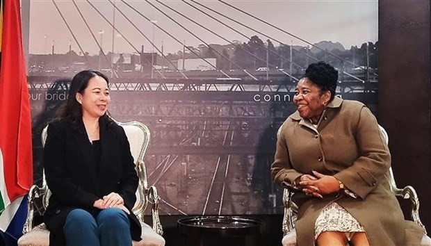 South African Deputy Minister of International Relations and Cooperation Candith Mashego-Dlamini (R) welcomes Vice President Vo Thi Anh Xuan at O.R. Tambo airport (Photo: VNA) 