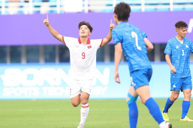 Hoang Quoc Viet celebrates after scoring the opener for Vietnam.