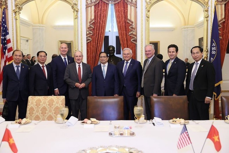Prime Minister Pham Minh Chinh and US senators. (Photo: Duong Giang)