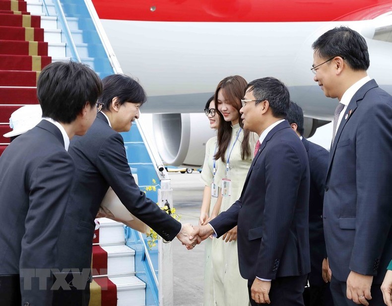 Permanent Deputy Minister of Foreign Affairs Nguyen Minh Vu welcomes Japan's Crown Prince Akishino and Crown Princess Kiko. (Photo: VNA)