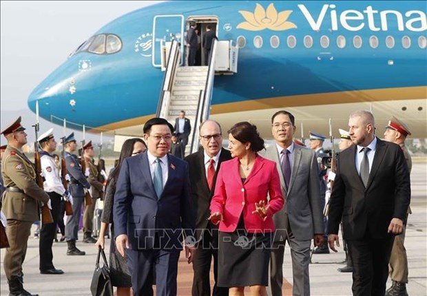 Vice President of the Bulgarian National Assembly Rositsa Kirova welcomes National Assembly Chairman Vuong Dinh Hue at Sofia International Airport. (Photo:VNA)