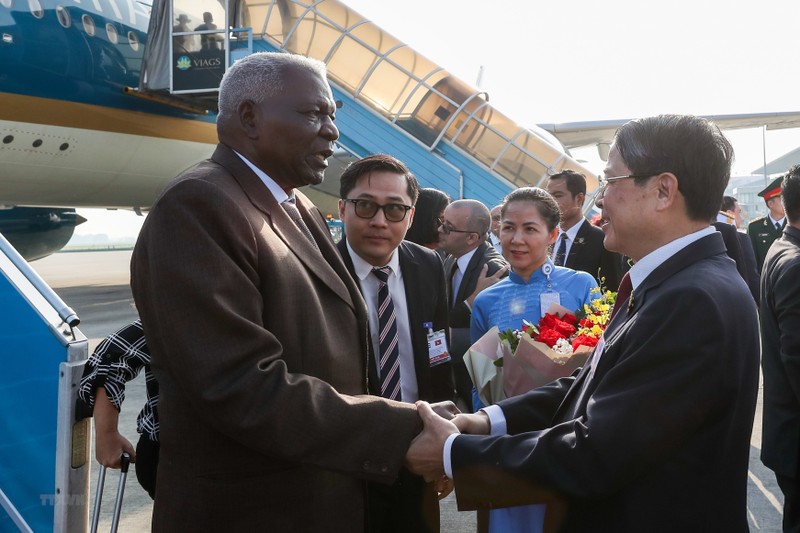 President of the National Assembly of People's Power of Cuba Esteban Lazo Hernandez is welcomed at the Noi Bai International Airport in Hanoi. (Photo: VNA)