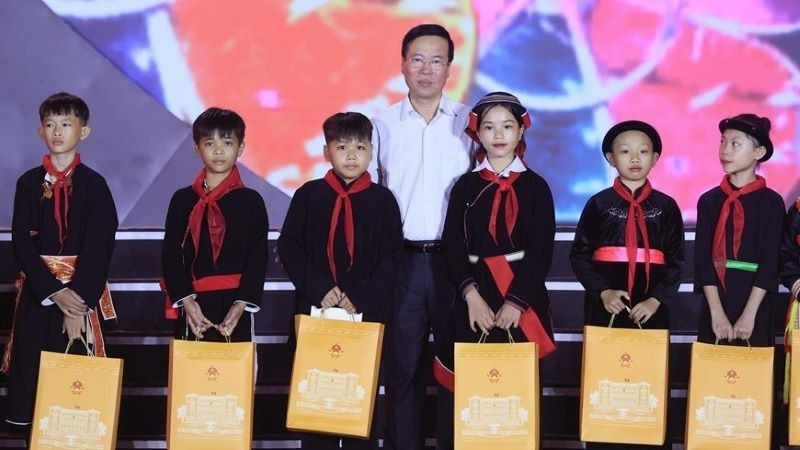 President Vo Van Thuong presents gifts to outstanding children.