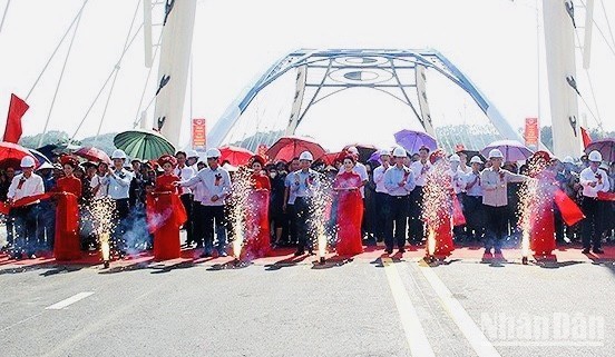 The inauguration of Gioi Phien Bridge across the Red River in Yen Bai.