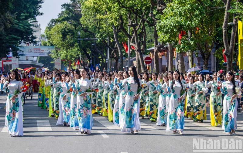 Hanoi Autumn Carnival takes place in downtown Hanoi on October 1 as part of the Hanoi Autumn Festival (Photo: Nhan Dan/Thanh Dat)
