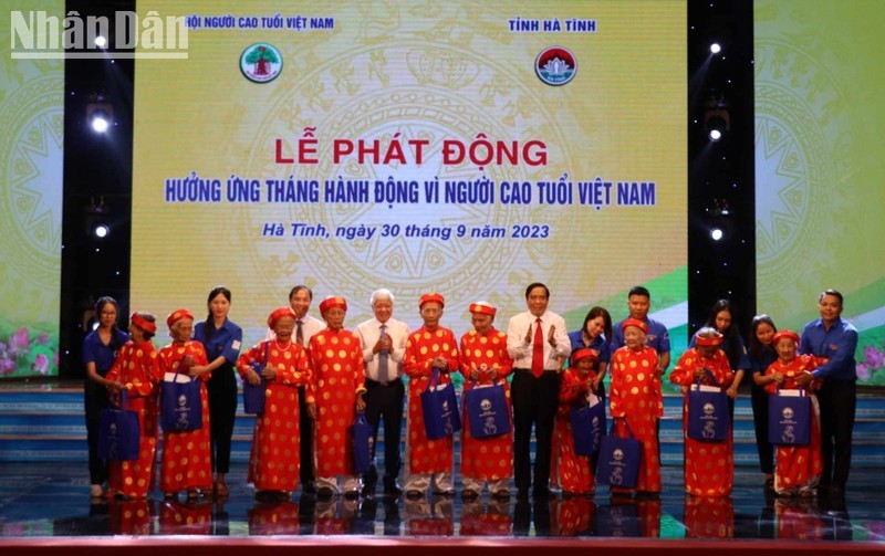 President of the Vietnamese Fatherland Front Do Van Chien presents gifts to centenarians at the event.