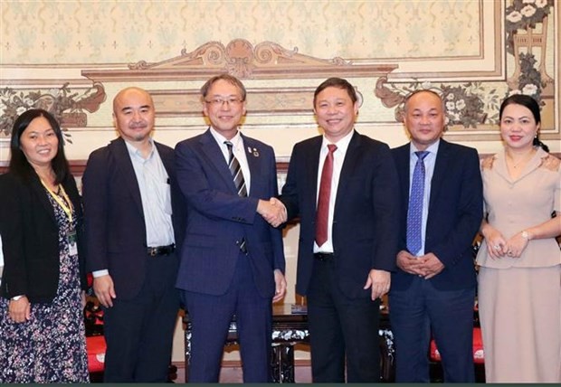 Duong Anh Duc, Vice Chairman of the HCM City People's Committee (third, right) shakes hands with President of the Osaka Metropolitan University Masahiro Tatsumisago. (Photo: VNA)