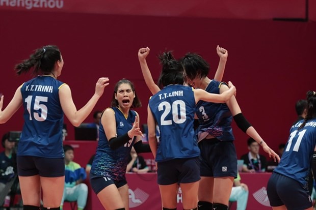 The Vietnamese women's national volleyball team celebrates after beating the RoK. (Photo: VNA)