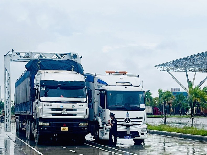 Trucks are inspected at the Mong Cai Border Gate.