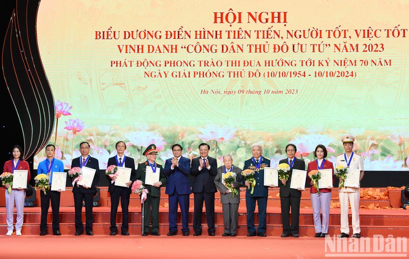 Prime Minister Pham Minh Chinh, Hanoi Party Secretary Dinh Tien Dung and outstanding citizens of Hanoi. (Photo: Tran Hai)