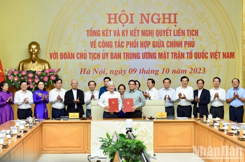 At the signing of the resolution between the Government and VFF Central Committee's Presidium (Photo: NDO/Tran Hai)