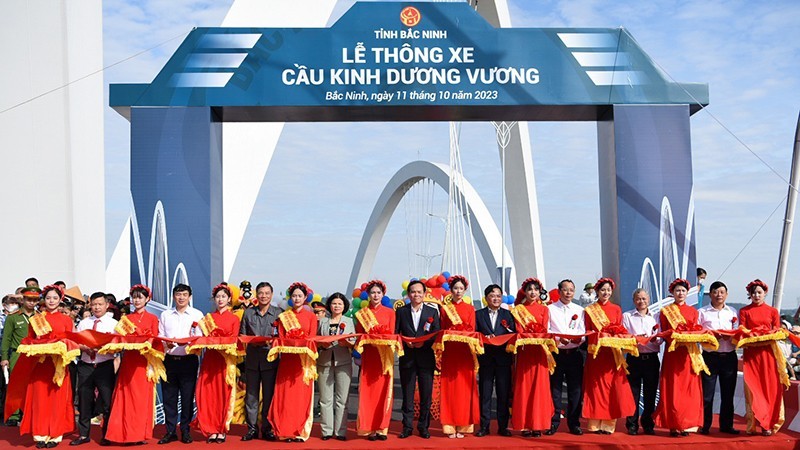 Deputy PM Tran Luu Quang and Bac Ninh leaders cut the ribbon to inaugurate Kinh Duong Vuong Bridge.