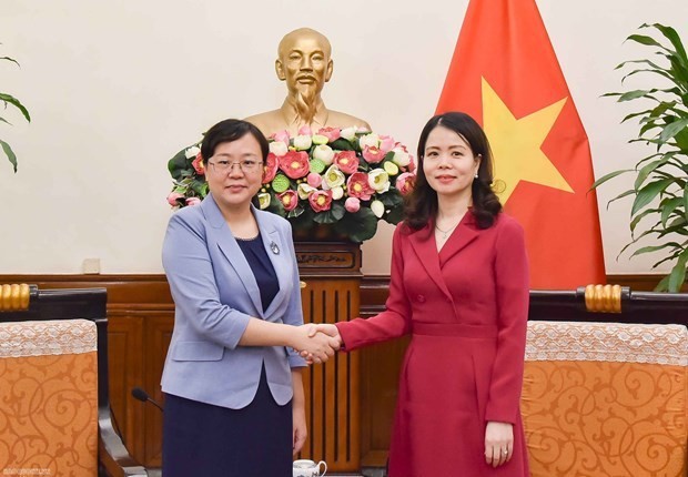 Deputy Minister of Foreign Affairs Nguyen Minh Hang (R) and Deputy Mayor of China's Chongqing city Zhang Guozhi (Photo: Ministry of Foreign Affairs)