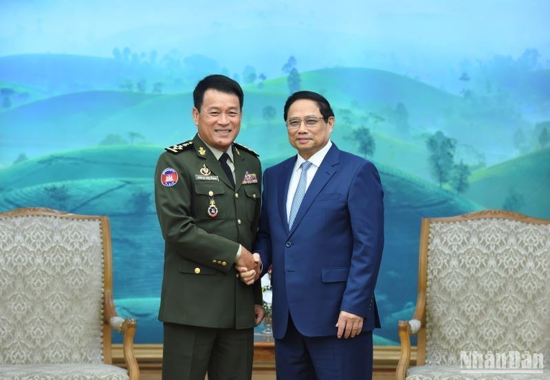 Prime Minister Pham Minh Chinh and Commander-in-Chief of the Royal Cambodian Armed Forces General Vong Pisen. (Photo: NDO/Tran Hai)