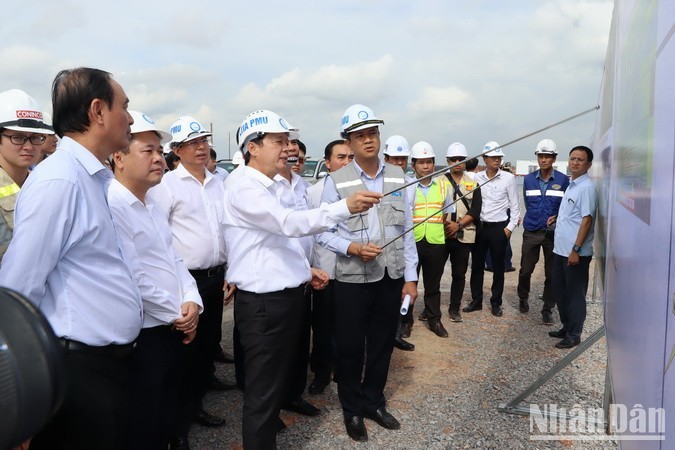 Deputy Prime Minister Tran Hong Ha makes a field trip to the construction site of Long Thanh International Airport in the southern province of Dong Nai. (Photo: NDO)