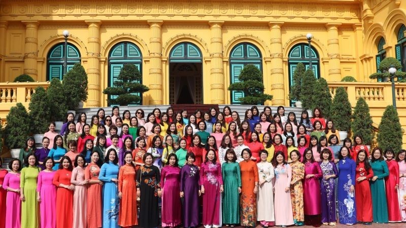 Vice President Vo Thi Anh Xuan and oustanding women employees from the Ministry of Planning and Investment.