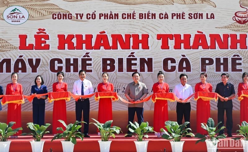 NA Chairman Vuong Dinh Hue attends the inauguration ceremony of the Son La coffee processing factory. (Photo: Duy Linh)