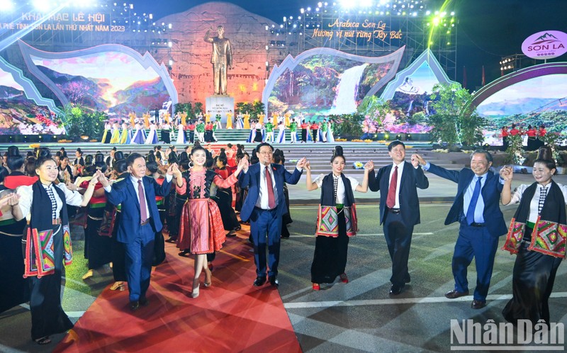 National Assembly Chairman Vuong Dinh Hue and other delegate join the xoe dance at the festival. (Photo: Duy Linh)