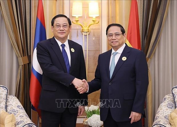 Prime Minister Pham Minh Chinh meets with his Lao counterpart Sonexay Siphandone in Saudi Arabia on October 20 (Photo: VNA)