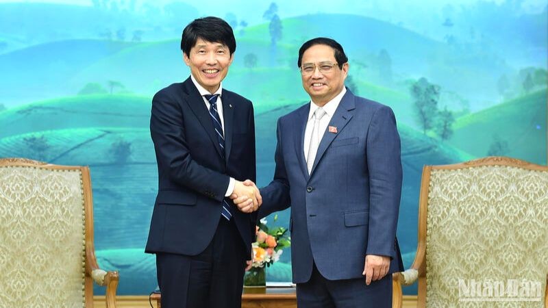 Prime Minister Pham Minh Chinh and Governor of Japan’s Gunma Prefecture Yamamoto Ichita. (Photo: NDO/Tran Hai)