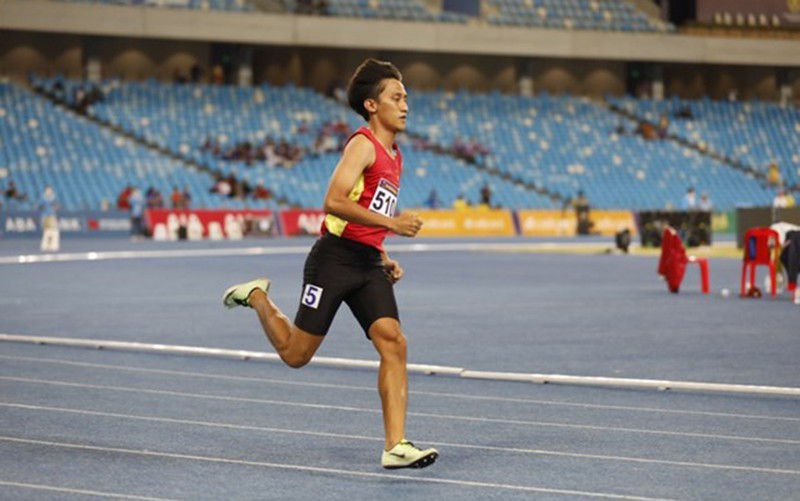 Runner Pham Nguyen Khanh Minh wins the first medal for the athletics team. (Photo: Tuoi Tre)