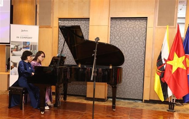 Piano performance at the Vietnam Culture and Cuisine Week in Brunei. (Photo: VNA)