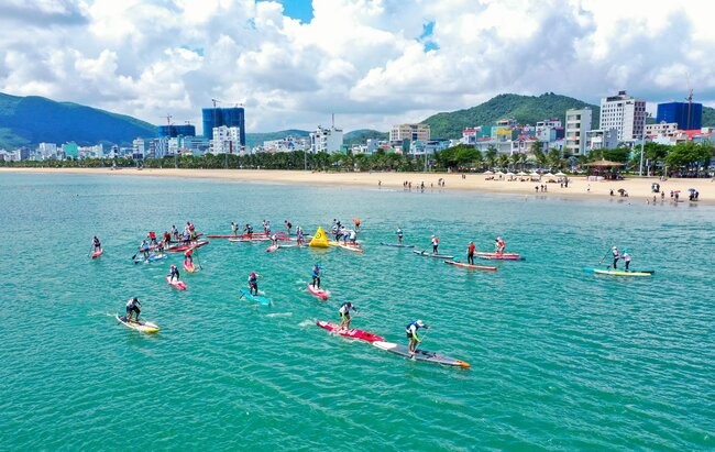 The Quy Nhon International Sailing and SUP Racing 2023 attracts the participation of more than 100 domestic and foreign athletes. (Photo: baobinhdinh.vn)