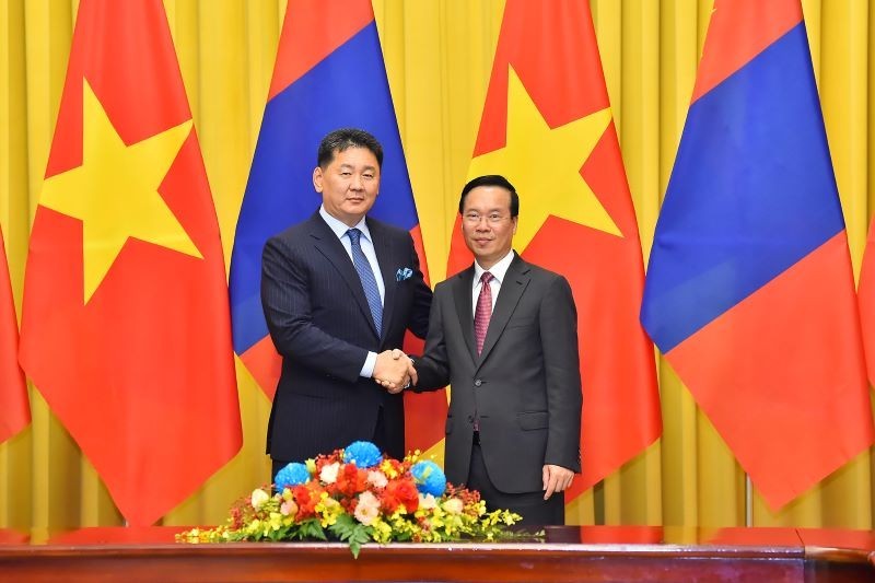 Vietnamese President Vo Van Thuong and his Mongolian counterpart Ukhnaagiin Khurelsukh.