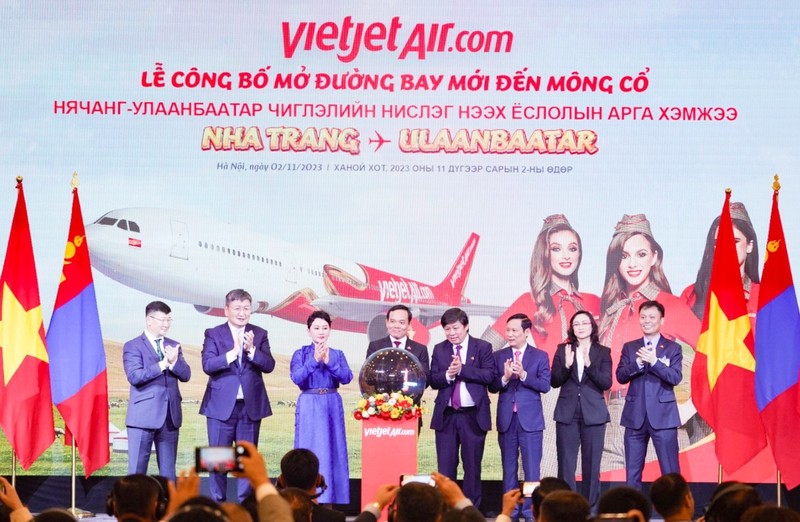 Mongolian President Ukhnaagiin Khurelsukh and Vietnamese Deputy Prime Minister Tran Luu Quang at the launch of the Nha Trang-Ulaanbaatar route.