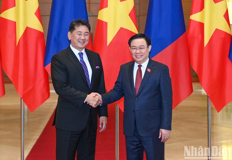 NA Chairman Vuong Dinh Hue and President of Mongolia Ukhnaagiin Khurelsukh. (Photo: NDO/Duy Linh)