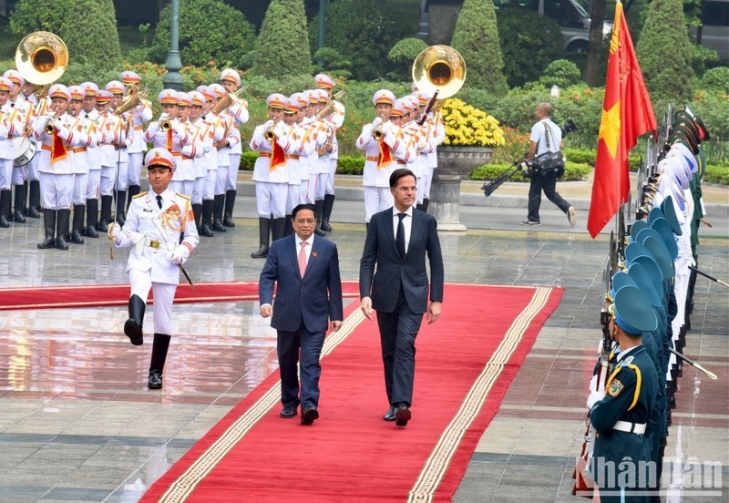 Prime Minister Pham Minh Chinh and Dutch Prime Minister Mark Rutte review the guard of honour. (Photo: Tran Hai)