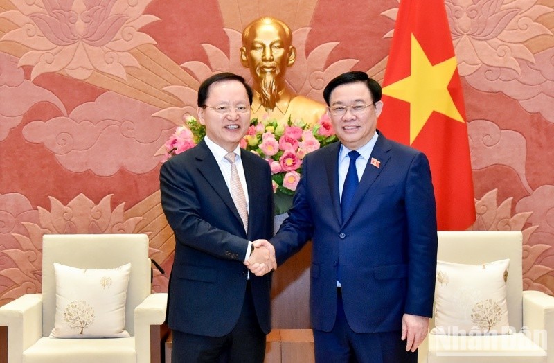 National Assembly Chairman Vuong Dinh Hue shakes hands with Chief Financial Officer of Samsung Park Hark Kyu. (Photo: NDO/Duy Linh)