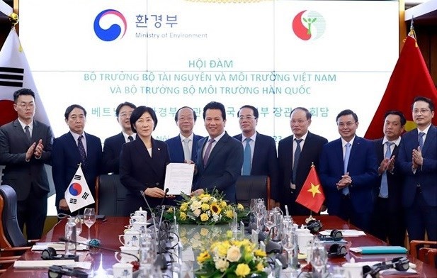 At the signing of a memorandum of understanding on comprehensive cooperation in the field of environment between the two ministries. (Photo: MoNRE)