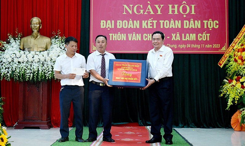 NA Vice Chairman Tran Thanh Man presents a gift to Van Chung Village. (Photo: quochoi.vn)