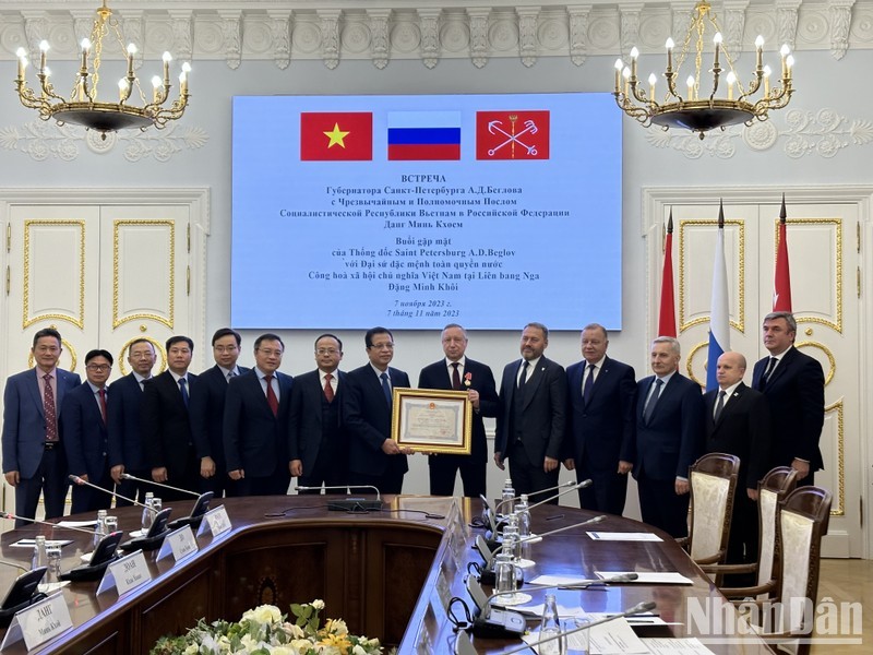 Vietnamese Ambassador to Russia Dang Minh Khoi presents Vietnam’s Friendship Order to Saint Petersburg Governor Alexander Beglov.